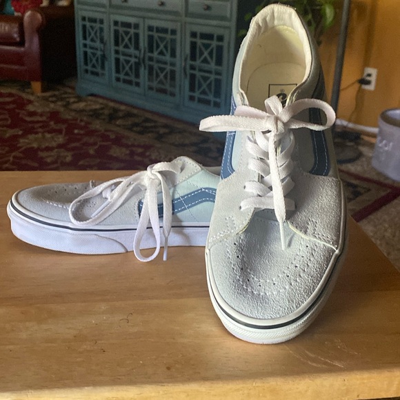 Vans unisex sneaker. Size 8.5 in women’s and 7 in men’s - Picture 2 of 7